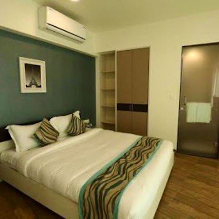 7 Star Weekend Studio At Rajhans Belliza By Global Hospitality Сурат Экстерьер фото