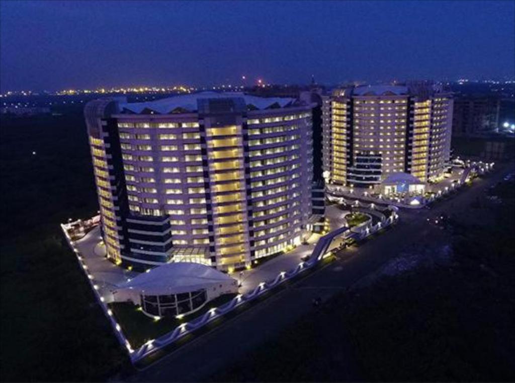 7 Star Weekend Studio At Rajhans Belliza By Global Hospitality Сурат Экстерьер фото