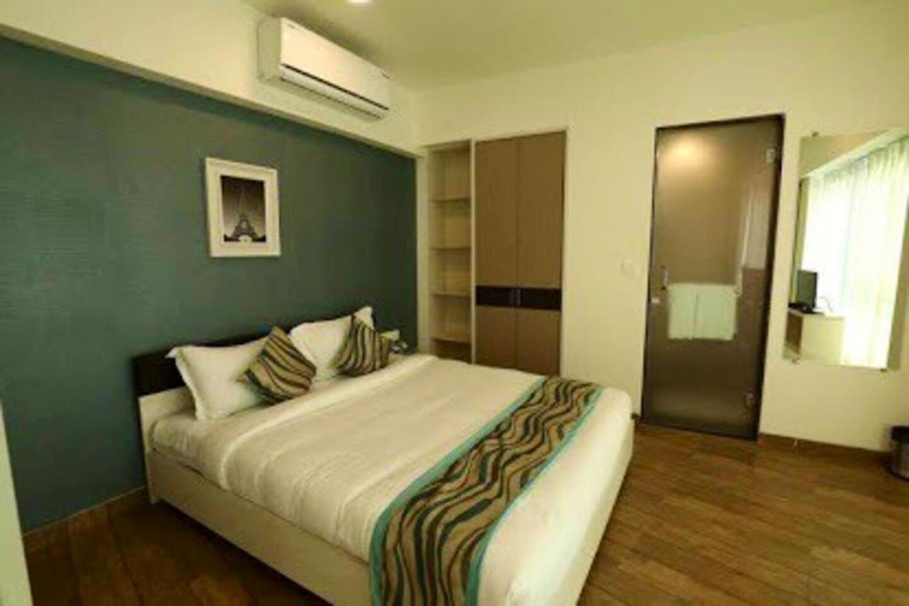 7 Star Weekend Studio At Rajhans Belliza By Global Hospitality Сурат Экстерьер фото